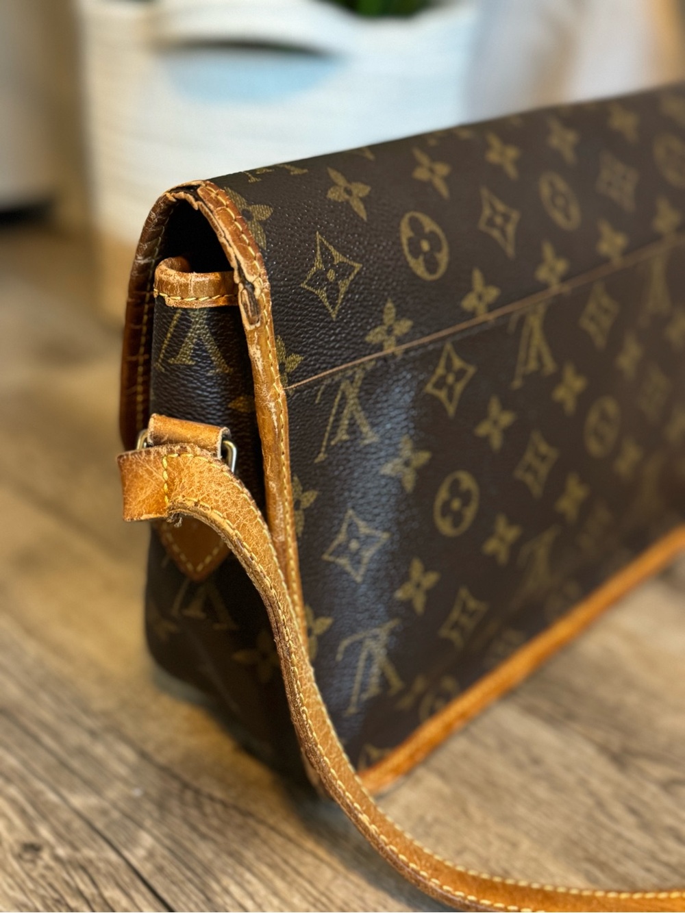 PRE-OWNED Louis Vuitton GIBECIERE MM MONOGRAM
SHOULDER BAG - Picture 3 of 7